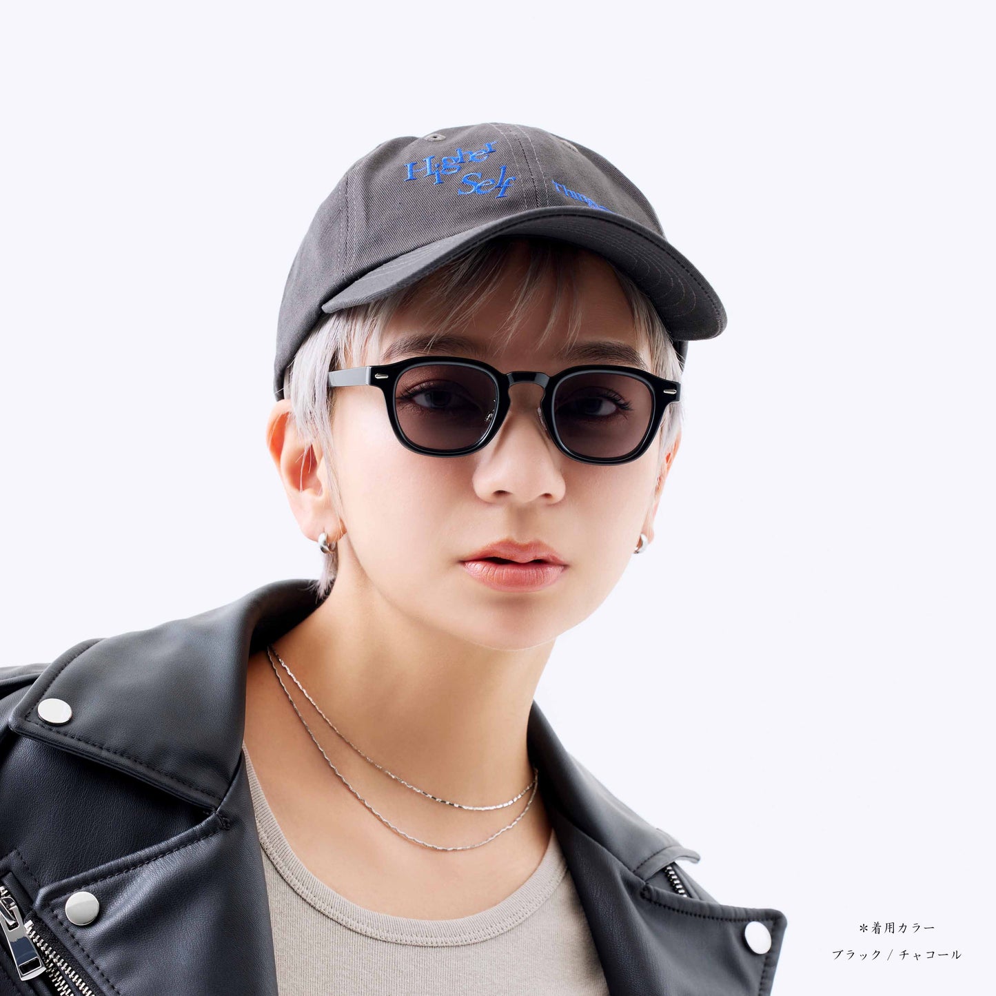 noeyedia_NE-452-BKSM_モデル着用正面_サングラス_ブラック/チャコール_テレビジョンカット