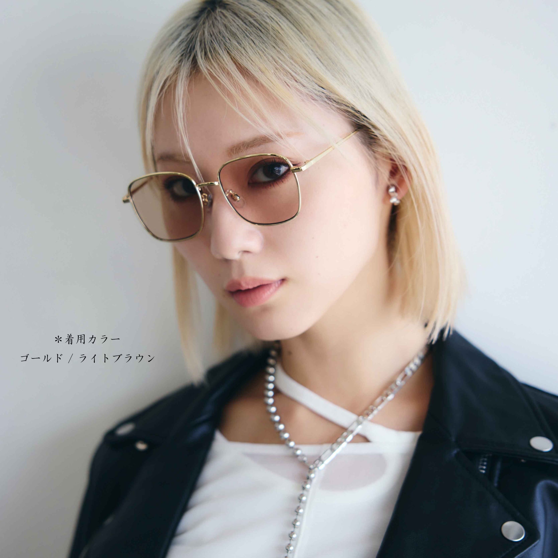 noeyedia_NE-469-GP_モデル着用_サングラス_ゴールド/ライトブラウン_スクエア