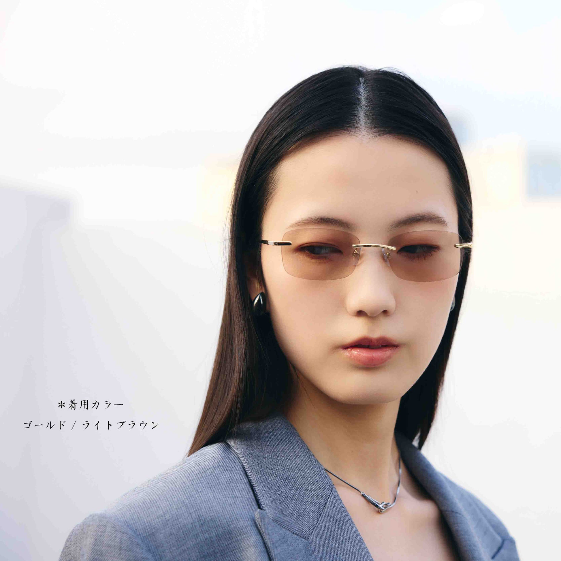 noeyedia_NE-473-GP_モデル着用_サングラス_ゴールド/ライトブラウン_リムレス